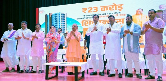 उप्र : सीएम योगी गोरखपुर में आयोजित प्रांतीय रक्षक दल के जवानों के सम्मेलन में हुए शामिल उप्र : सीएम योगी गोरखपुर में आयोजित प्रांतीय रक्षक दल के जवानों के सम्मेलन में हुए शामिल