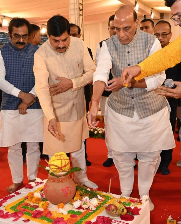 जबलपुर : रक्षा मंत्री राजनाथ सिंह और सीएम यादव ने व्हीकल फैक्ट्री में 'टी-सीरीज टैंक ओव्हरहॉल प्रोजेक्ट' का भूमिपूजन किया जबलपुर : रक्षा मंत्री राजनाथ सिंह और सीएम यादव ने व्हीकल फैक्ट्री में 'टी-सीरीज टैंक ओव्हरहॉल प्रोजेक्ट' का भूमिपूजन किया
