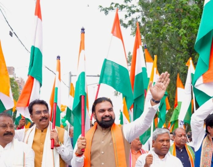 पटना : सीएम सम्राट चौधरी ने 'हर घर तिरंगा अभियान-2026' के तहत जेपी गोलंबर से कारगिल चौक तक निकाली गई तिरंगा यात्रा में भाग लिया