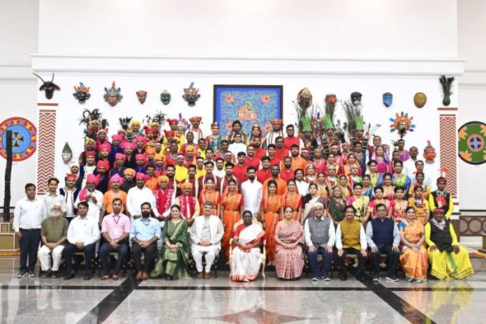 राष्ट्रपति मुर्मू ने राष्ट्रपति भवन सांस्कृतिक केंद्र में गोवा, महाराष्ट्र, छत्तीसगढ़ और मध्य प्रदेश के कलाकारों की सांस्कृतिक प्रस्तुतियों को देखा