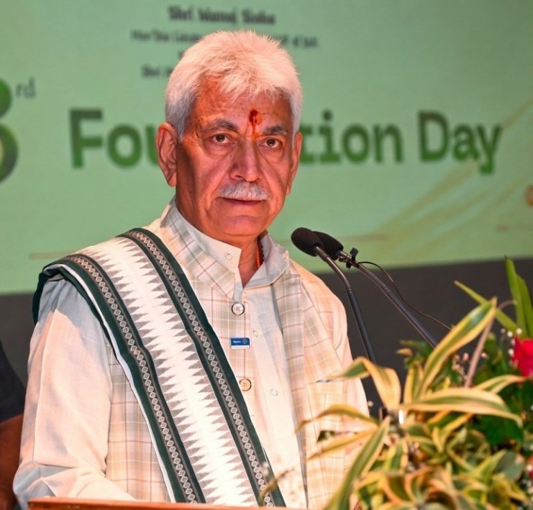 कटरा : उपराज्यपाल मनोज सिन्हा ने श्री माता वैष्णो देवी विश्वविद्यालय के 23वें स्थापना दिवस के अवसर पर आयोजित समारोह में भाग लिया