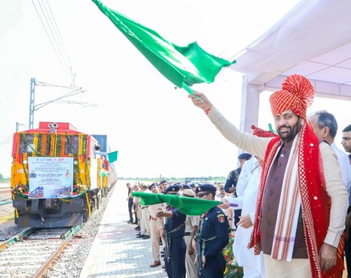 सीएम सैनी ने हरियाणा में नवनिर्मित इंटीग्रेटेड मल्टी-मॉडल लॉजिस्टिक हब से पहली मालगाड़ी को हरी झंडी दिखाकर किया रवाना सीएम सैनी ने हरियाणा में नवनिर्मित इंटीग्रेटेड मल्टी-मॉडल लॉजिस्टिक हब से पहली मालगाड़ी को हरी झंडी दिखाकर किया रवाना