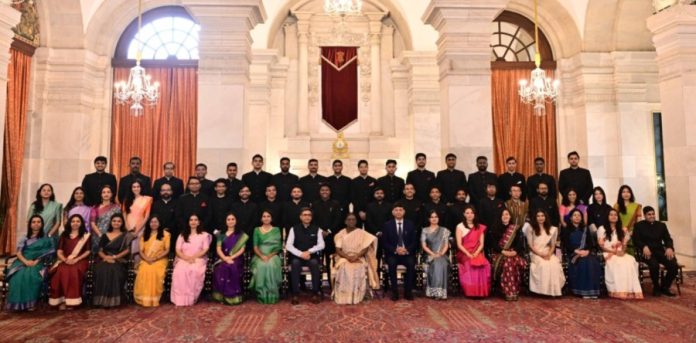 राष्ट्रपति मुर्मू से भारतीय विदेश सेवा के प्रशिक्षु अधिकारियों ने मुलाकात की राष्ट्रपति मुर्मू से भारतीय विदेश सेवा के प्रशिक्षु अधिकारियों ने मुलाकात की