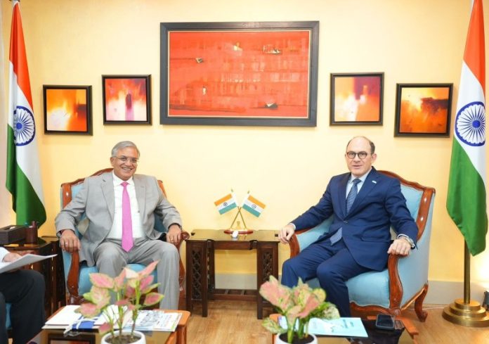 नई दिल्ली : मुख्य निर्वाचन आयुक्त ज्ञानेश कुमार ने भारत में अर्जेंटीना के राजदूत मारियानो अगस्टिन कौसिनो से मुलाकात की