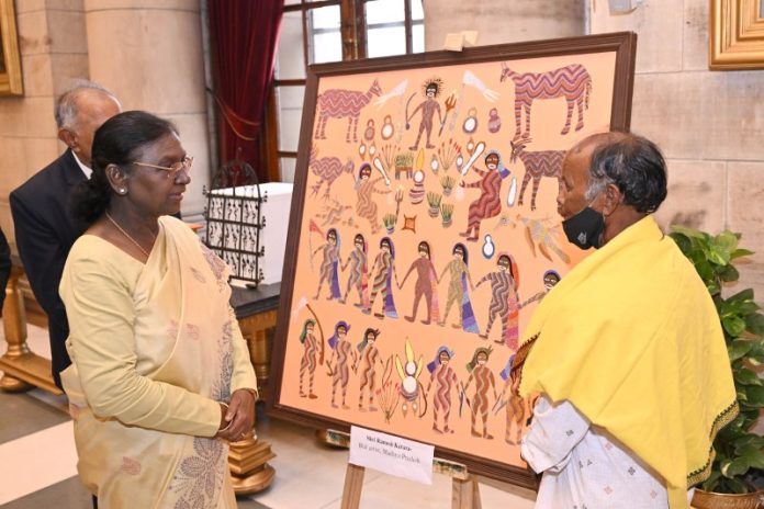 राष्ट्रपति मुर्मू ने आईजीआरएमएस (भोपाल), साउथ सेंट्रल जोन कल्चरल सेंटर और संगीत नाटक अकादमी के कलाकारों के एक समूह से की बातचीत