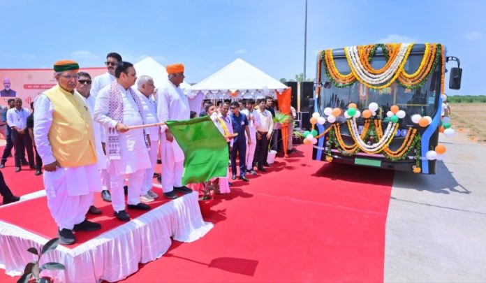 राजस्थान : सीएम भजनलाल शर्मा ने बीकानेर से पीएम-ई बसों को हरी झंडी दिखाकर किया रवाना राजस्थान : सीएम भजनलाल शर्मा ने बीकानेर से पीएम-ई बसों को हरी झंडी दिखाकर किया रवाना