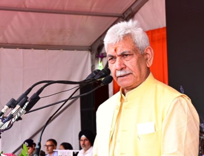 जम्मू-कश्मीर : एलजी मनोज सिन्हा ने कठुआ जिले के 'वाइब्रेंट विलेजेज प्रोग्राम' के तहत आने वाले सीमावर्ती गाँव 'करोल कृष्णा' का दौरा किया