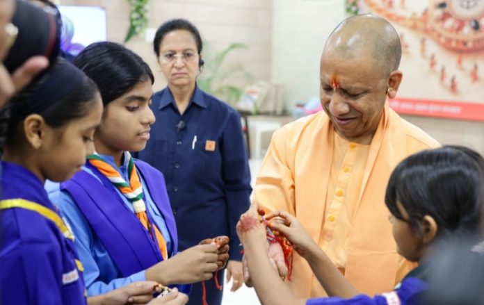लखनऊ : सीएम योगी ने रक्षाबंधन के पर्व पर आयोजित स्नेहबंधन कार्यक्रम में विभिन्न जनपदों से आई बच्चियों से राखी बंधवाई