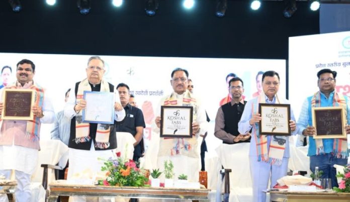 छत्तीसगढ़ : सीएम विष्णुदेव साय रायपुर के पं. दीनदयाल उपाध्याय ऑडिटोरियम में आयोजित प्रदेश स्तरीय बुनकर सम्मेलन में हुए शामिल