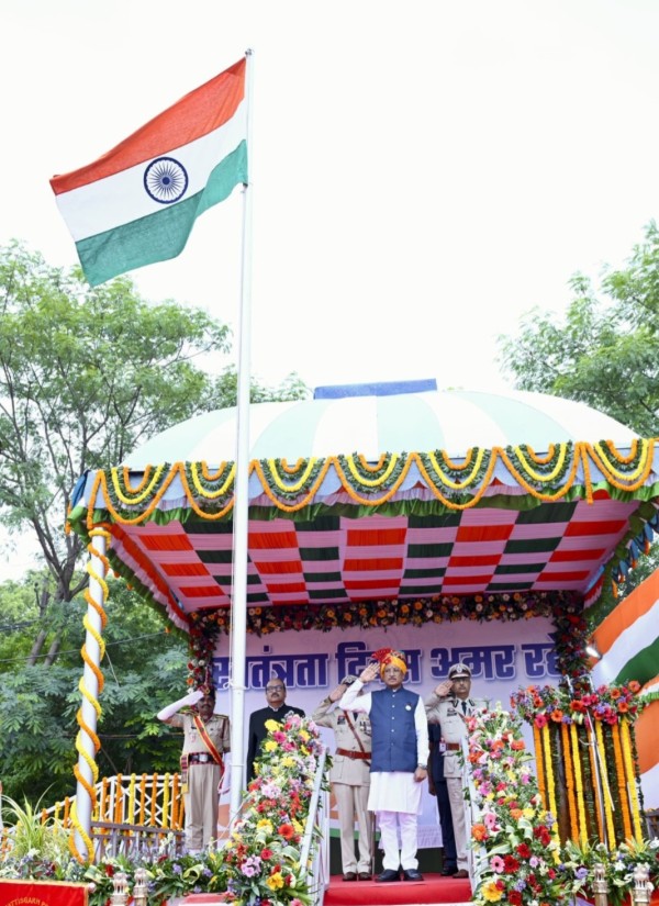 रायपुर : सीएम विष्णुदेव साय ने 80वें स्वतंत्रता दिवस के अवसर पर पुलिस परेड ग्राउंड में आयोजित मुख्य समारोह में ध्वजारोहण किया रायपुर : सीएम विष्णुदेव साय ने 80वें स्वतंत्रता दिवस के अवसर पर पुलिस परेड ग्राउंड में आयोजित मुख्य समारोह में ध्वजारोहण किया