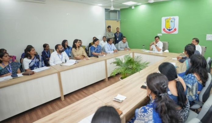 भोपाल : सीएम यादव ने कमला नेहरू सांदीपनि शासकीय कन्या विद्यालय में आयोजित कार्यक्रम के अवसर पर शिक्षकों के साथ संवाद किया भोपाल : सीएम यादव ने कमला नेहरू सांदीपनि शासकीय कन्या विद्यालय में आयोजित कार्यक्रम के अवसर पर शिक्षकों के साथ संवाद किया