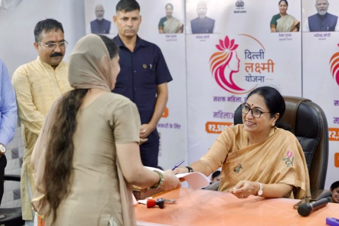 दिल्ली : सीएम रेखा गुप्ता ने शालीमार बाग में 'दिल्ली लक्ष्मी योजना' कैंप में महिला लाभार्थियों से मुलाकात की