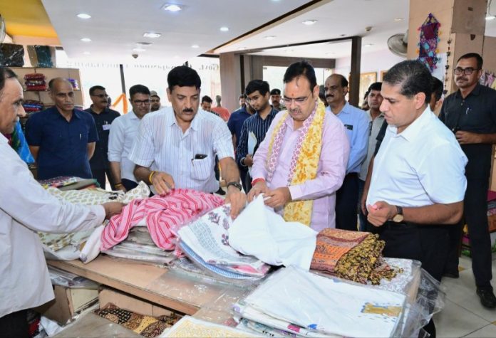 जयपुर : सीएम भजनलाल शर्मा ने राष्ट्रीय हथकरघा दिवस के अवसर पर राजस्थान हैंडलूम हाउस से खादी से निर्मित उत्पादों की खरीदारी की