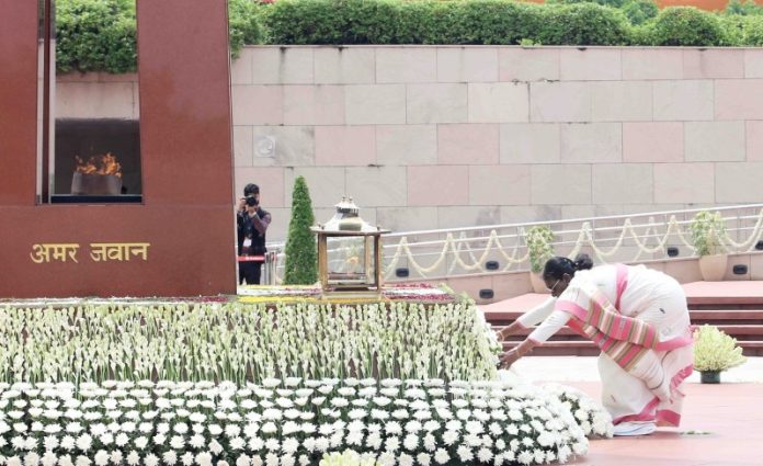 नई दिल्ली : राष्ट्रपति मुर्मू ने राष्ट्रीय युद्ध स्मारक पर देश के वीर शहीदों को श्रद्धांजलि अर्पित की