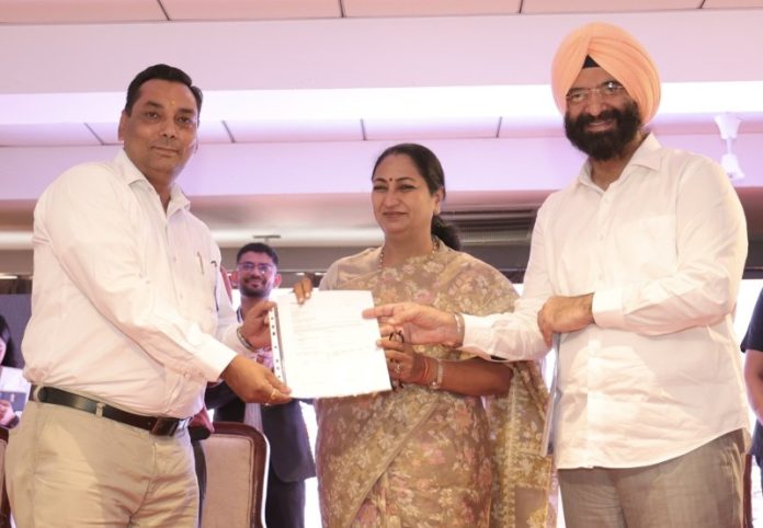 दिल्ली की सीएम रेखा गुप्ता आरएएमपी के तहत आयोजित 'मेगा कैपेसिटी बिल्डिंग प्रोग्राम' में हुई शामिल दिल्ली की सीएम रेखा गुप्ता आरएएमपी के तहत आयोजित 'मेगा कैपेसिटी बिल्डिंग प्रोग्राम' में हुई शामिल