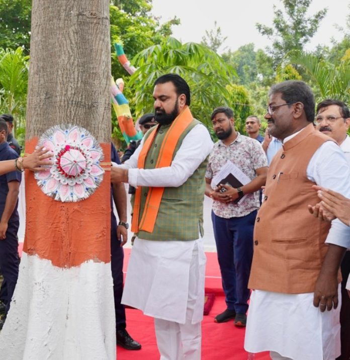 पटना : सीएम चौधरी ने राजधानी वाटिका-1 में ‘वृक्ष सुरक्षा दिवस’ के अवसर पर वृक्ष को राखी बाँधकर पर्यावरण संरक्षण का संदेश दिया