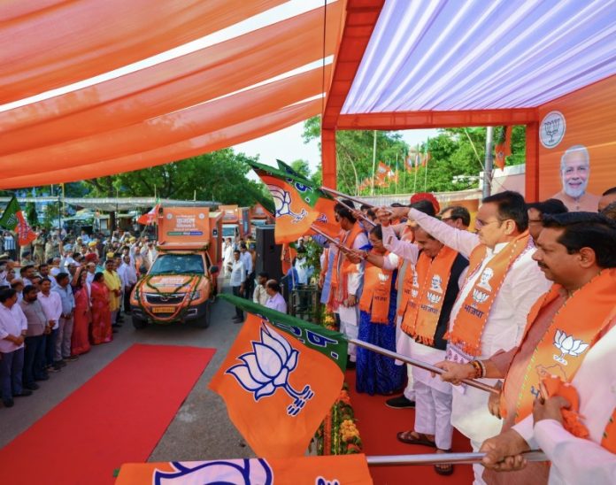 जयपुर : सीएम भजनलाल शर्मा ने भाजपा प्रदेश कार्यालय से 'प्रचार रथ' को झंडी दिखाकर रवाना किया