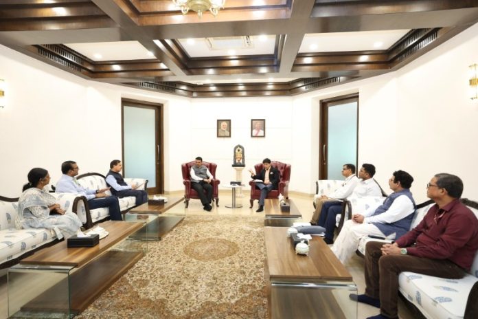 केंद्रीय मंत्री ज्योतिरादित्य सिंधिया ने सीएम फडणवीस और दूरसंचार विभाग के अधिकारियों के साथ एक समीक्षा बैठक की अध्यक्षता की केंद्रीय मंत्री ज्योतिरादित्य सिंधिया ने सीएम फडणवीस और दूरसंचार विभाग के अधिकारियों के साथ एक समीक्षा बैठक की अध्यक्षता की