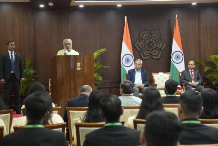 उपराष्ट्रपति सीपी राधाकृष्णन ने उपराष्ट्रपति भवन में इंडियन स्टैटिस्टिकल सर्विस के 2026 बैच के ट्रेनी अधिकारियों को संबोधित किया