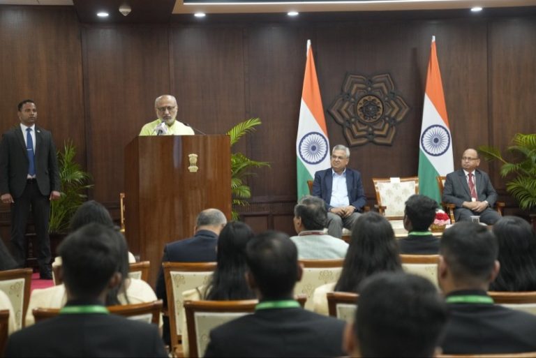 उपराष्ट्रपति सीपी राधाकृष्णन ने उपराष्ट्रपति भवन में इंडियन स्टैटिस्टिकल सर्विस के 2026 बैच के ट्रेनी अधिकारियों को संबोधित किया