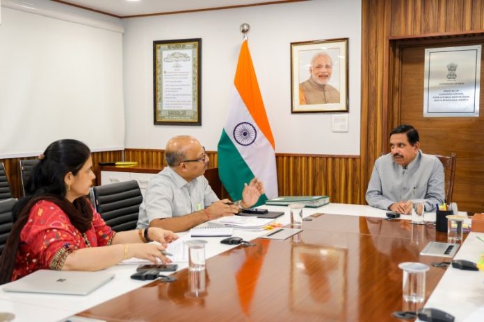 केंद्रीय मंत्री प्रल्हाद जोशी ने शिक्षा मंत्रालय के उच्च शिक्षा विभाग और स्कूली शिक्षा एवं साक्षरता विभाग के वरिष्ठ अधिकारियों के साथ बैठक की