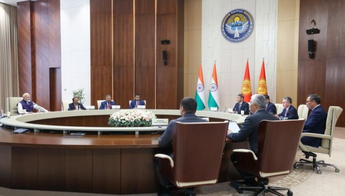 पीएम मोदी ने किर्गिस्तान के राष्ट्रपति सादिर जापारोव के साथ द्विपक्षीय बैठक की