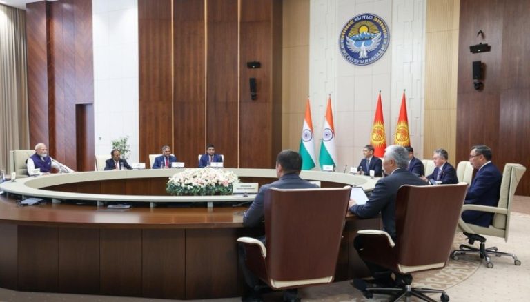 पीएम मोदी ने किर्गिस्तान के राष्ट्रपति सादिर जापारोव के साथ द्विपक्षीय बैठक की