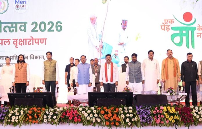छत्तीसगढ़ : सीएम विष्णुदेव साय नवा रायपुर के सेक्टर-39 में आयोजित वन महोत्सव-2026 के अंतर्गत वृहद पीपल वृक्षारोपण कार्यक्रम हुए शामिल