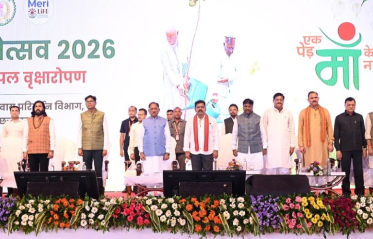 छत्तीसगढ़ : सीएम विष्णुदेव साय नवा रायपुर के सेक्टर-39 में आयोजित वन महोत्सव-2026 के अंतर्गत वृहद पीपल वृक्षारोपण कार्यक्रम हुए शामिल
