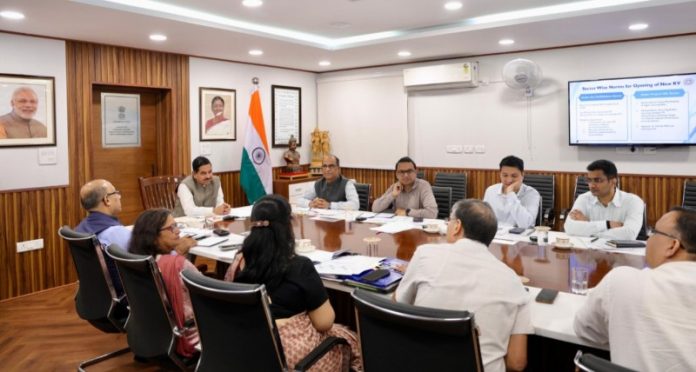 केंद्रीय शिक्षा मंत्री प्रल्हाद जोशी ने देश भर के केंद्रीय विद्यालयों से जुड़े मामलों की समीक्षा के लिए बैठक की अध्यक्षता की केंद्रीय शिक्षा मंत्री प्रल्हाद जोशी ने देश भर के केंद्रीय विद्यालयों से जुड़े मामलों की समीक्षा के लिए बैठक की अध्यक्षता की