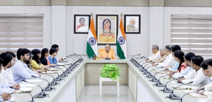 लखनऊ : सीएम योगी से उत्तर प्रदेश प्रदूषण नियंत्रण बोर्ड के नवचयनित अधिकारियों ने मुलाकात की