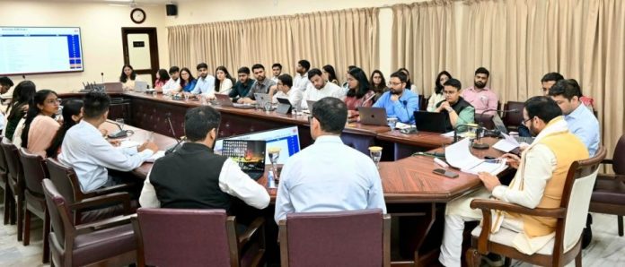 नई दिल्ली : हरियाणा के सीएम नायब सिंह सैनी ने मुख्यमंत्री सुशासन सहयोगी की समीक्षा बैठक की नई दिल्ली : हरियाणा के सीएम नायब सिंह सैनी ने मुख्यमंत्री सुशासन सहयोगी की समीक्षा बैठक की