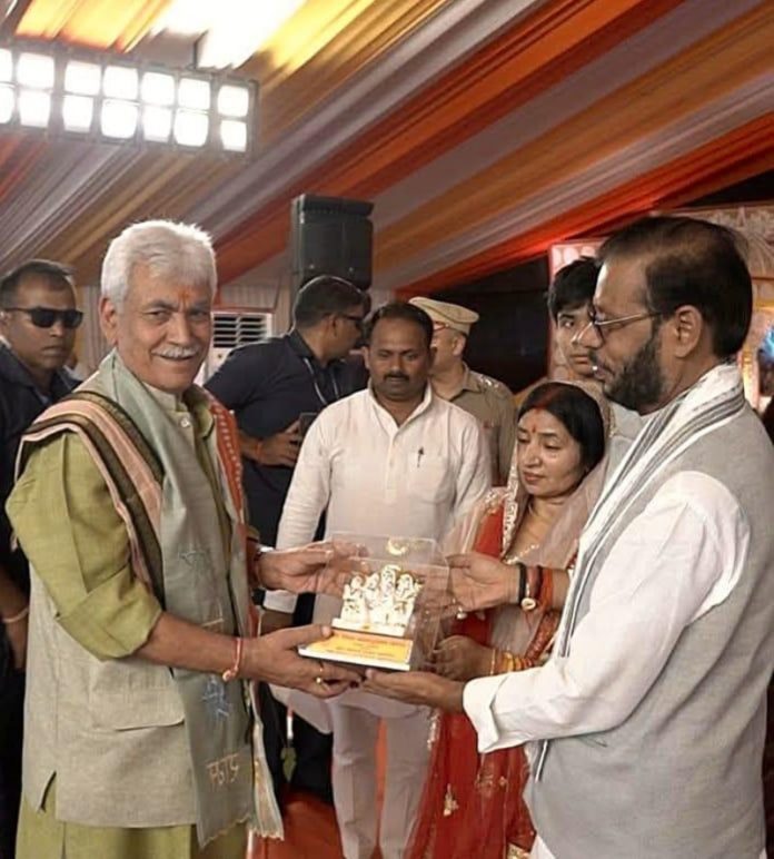 जम्मू-कश्मीर के उपराज्यपाल मनोज सिन्हा यूपी के रायबरेली में आयोजित श्री शिव महापुराण कथा में हुए शामिल