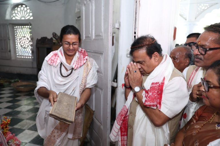 असम के सीएम हिमंत बिस्वा सरमा ने पश्चिम बंगाल के कूच बिहार में ऐतिहासिक श्री श्री मधुपुर सत्र का दौरा किया