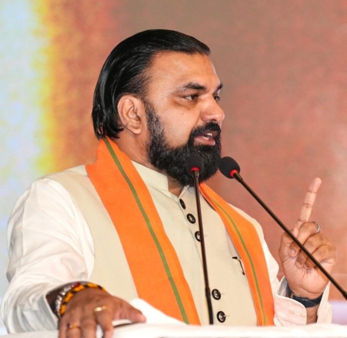 पटना : सीएम सम्राट चौधरी ने 'ग्राम संसद- बिहार चैप्टर: मुखिया संवाद' का दीप प्रज्वलित कर शुभारंभ किया