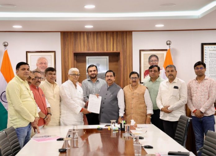 केंद्रीय मंत्री प्रल्हाद जोशी ने 'नेशनल कोऑपरेटिव कंज्यूमर्स फेडरेशन ऑफ इंडिया' के चेयरमैन विशाल सिंह के साथ बैठक की
