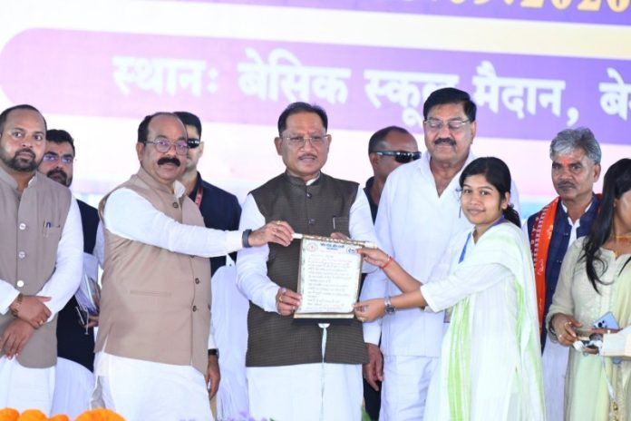 छत्तीसगढ़ : सीएम विष्णुदेव साय ने बेमेतरा जिले के 81 सेवानिवृत्त शिक्षकों को शॉल, श्रीफल, स्मृति चिह्न एवं प्रशस्ति पत्र भेंटकर सम्मानित किया