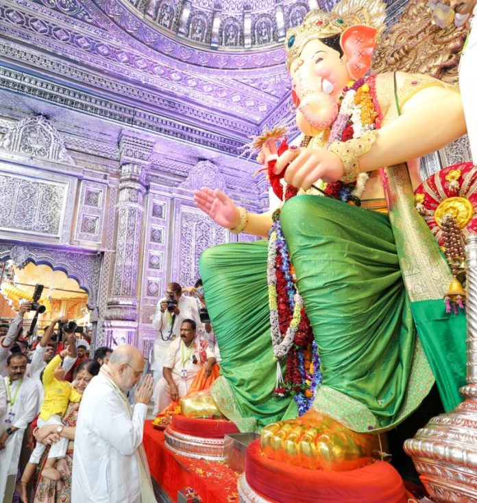 महाराष्ट्र : केंद्रीय मंत्री अमित शाह ने मुंबई के प्रसिद्ध 'लालबाग के राजा' के दर्शन कर पूजा-अर्चना की महाराष्ट्र : केंद्रीय मंत्री अमित शाह ने मुंबई के प्रसिद्ध 'लालबाग के राजा' के दर्शन कर पूजा-अर्चना की