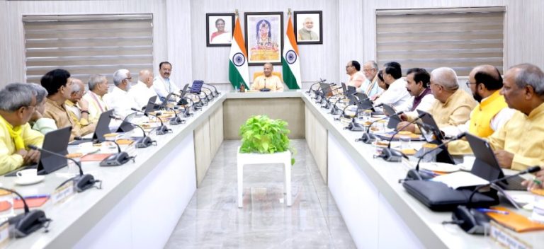 उप्र : सीएम योगी ने लखनऊ स्थित अपने सरकारी आवास पर कैबिनेट बैठक की अध्यक्षता की