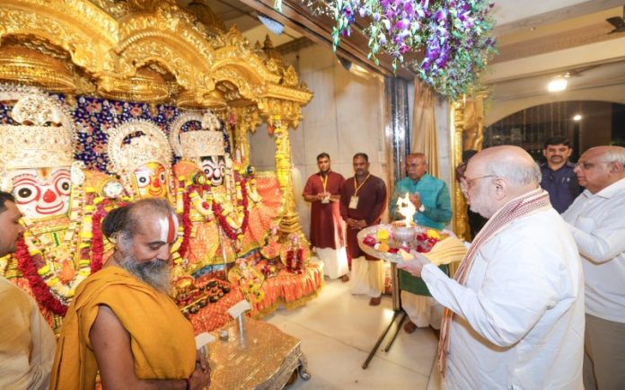 अहमदाबाद : केंद्रीय गृह मंत्री अमित शाह ने गुजरात के मुख्यमंत्री भूपेंद्र पटेल के साथ श्री जगन्नाथ मंदिर में महाप्रभु के दर्शन-पूजन किए