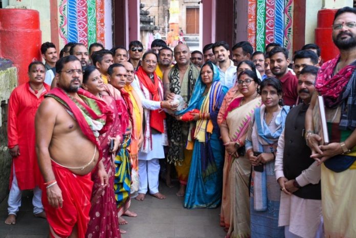 छत्तीसगढ़ के सीएम साय ने भुवनेश्वर स्थित 11वीं शताब्दी के प्रसिद्ध लिंगराज मंदिर में भगवान लिंगराज के दर्शन कर विधिवत पूजा-अर्चना की छत्तीसगढ़ के सीएम साय ने भुवनेश्वर स्थित 11वीं शताब्दी के प्रसिद्ध लिंगराज मंदिर में भगवान लिंगराज के दर्शन कर विधिवत पूजा-अर्चना की