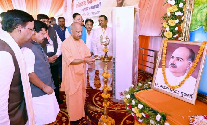 उप्र : सीएम योगी मेरठ में आयोजित भाजपा (पश्चिम क्षेत्र) के शक्ति केंद्र संयोजक सम्मेलन हुए शामिल