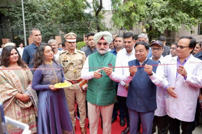 दिल्ली : उपराज्यपाल तरनजीत सिंह संधू ने धर्म मार्ग पर डेंटल हेल्थ अवेयरनेस कैंप का उद्घाटन किया