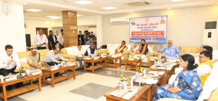 सीएम चौधरी ने बेगूसराय में संभावित बाढ़ की तैयारियों को लेकर केंद्रीय मंत्री गिरिराज सिंह के साथ प्रशासनिक पदाधिकारियों की समीक्षा बैठक की