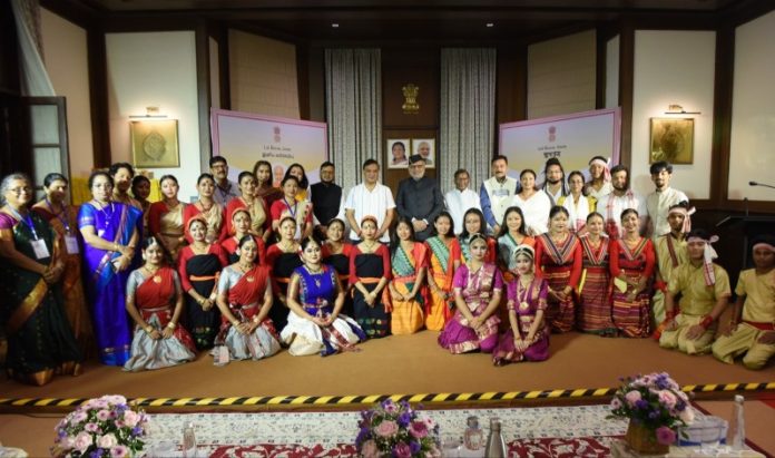उपराष्ट्रपति सीपी राधाकृष्णन गुवाहाटी के लोक भवन में आयोजित सांस्कृतिक कार्यक्रम में शामिल हुए उपराष्ट्रपति सीपी राधाकृष्णन गुवाहाटी के लोक भवन में आयोजित सांस्कृतिक कार्यक्रम में शामिल हुए
