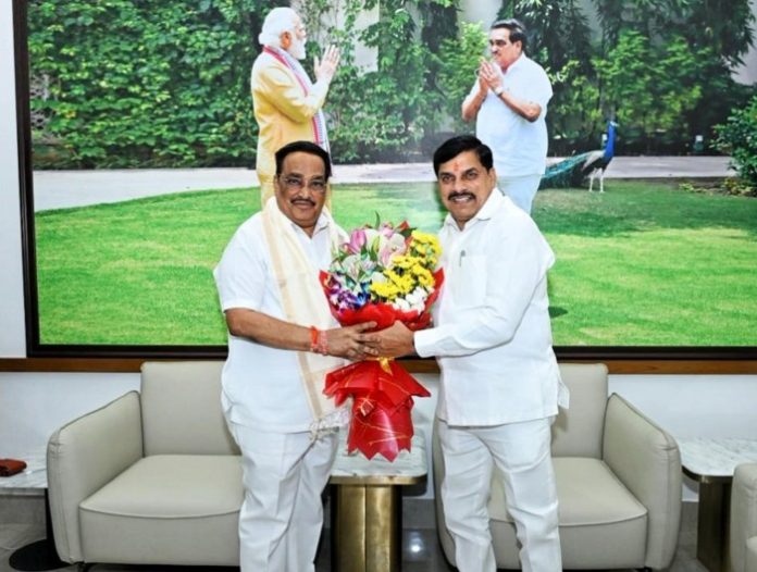 नई दिल्ली : मध्यप्रदेश के सीएम डॉ. मोहन यादव ने केंद्रीय जल शक्ति मंत्री सी.आर. पाटिल से मुलाकात की नई दिल्ली : मध्यप्रदेश के सीएम डॉ. मोहन यादव ने केंद्रीय जल शक्ति मंत्री सी.आर. पाटिल से मुलाकात की