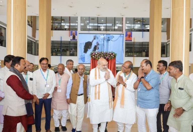 हुबली : केंद्रीय गृह मंत्री अमित शाह ने जेजीएमएम मेडिकल कॉलेज और केएलई हॉस्पिटल एंड मेडिकल रिसर्च सेंटर के कैंपस का दौरा किया