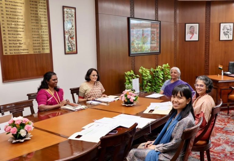 केंद्रीय वित्त मंत्री निर्मला सीतारमण ने वित्त मंत्रालय के आर्थिक मामलों के विभाग के वरिष्ठ अधिकारियों के साथ बैठक की
