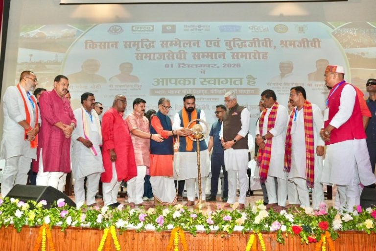 बिहार : सीएम सम्राट चौधरी ने मोतिहारी में किसान समृद्धि सम्मेलन एवं बुद्धिजीवी, श्रमजीवी तथा समाजसेवी सम्मान समारोह का शुभारंभ किया