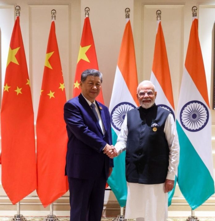दिल्ली : प्रधानमंत्री नरेंद्र मोदी और राष्ट्रपति शी जिनपिंग ने ब्रिक्स समिट के दौरान मुलाकात की
